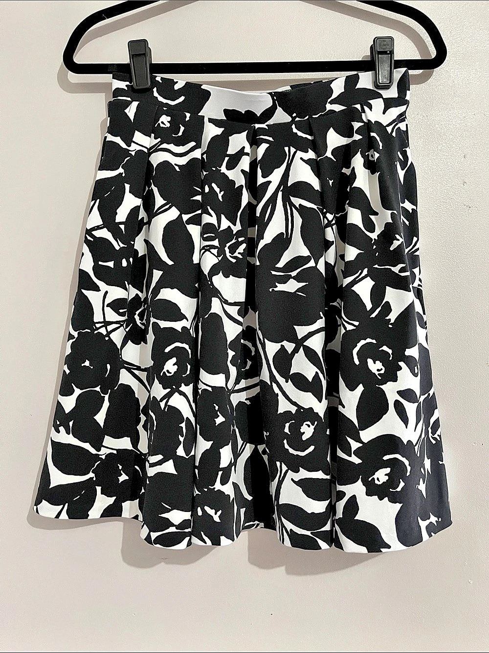 Adrienne Vittadini Floral A-Line Skirt in Black & White Size Small with pockets